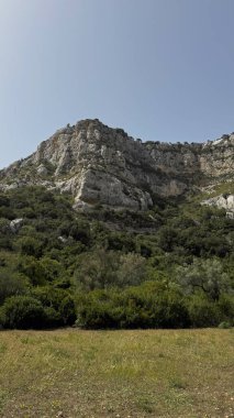 Yunanistan 'da kayalık kayalıkların ve yeşilliklerin çarpıcı manzarası.
