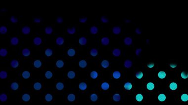 Eşit aralıklarla parlayan mavi noktaların koyu siyah arkaplan üzerinde dairesel desenli soyut arkaplanı, teknoloji temaları için ideal.