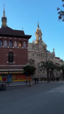 Huzurlu şehir caddesi, eski mimarisi ve alacakaranlıkta altın kulesi, sakin şehir cazibesini ve tarihini gösteriyor. Yüksek kalite 4k görüntü