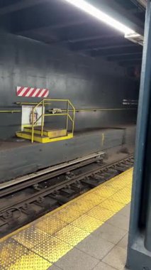 Kalabalık bir istasyona gelen hareketli bir metro treni.