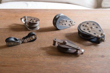 Kaliteli metal koleksiyonu ve ahşap yelken blokları ahşap bir masa üzerinde küçük bir makara ile