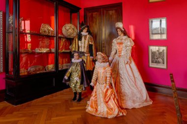 Svetla Nad Sazavou Kalesi 'nde tarihi kostümler giymiş asil bir aileyi tasvir eden mankenler.