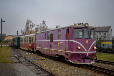  17.11. 2025, Kamenice nad Lipou, Çek Cumhuriyeti, Gepard Ekspresi 'nin Gelişi (eski adıyla JHMD) Kamenice nad Lipou istasyonuna dar ölçü hattı üzerinde