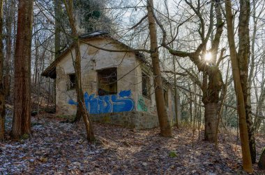 Kamenice Nad Lipou yakınlarındaki Antonka taş ocağı yakınlarında terk edilmiş bir evin görüntüsü.