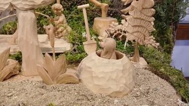 Trest 'teki İsa' nın doğuş sahnesinde oyulmuş ahşap figürlerin görüntüsü.