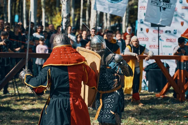 Reconstrução de lutas de cavaleiros na arena. — Fotografia de Stock