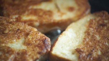 Kızarmış ekmek tereyağında kızarır..