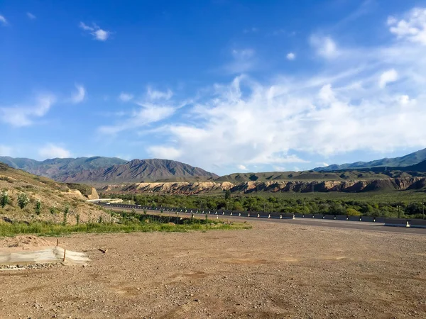 Carretera y montañas — Foto de Stock