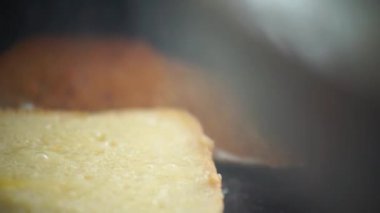 Kızarmış ekmek tereyağında kızarır..