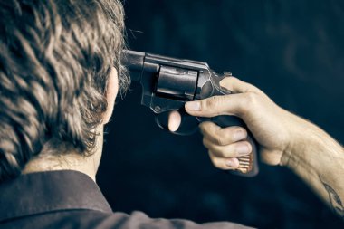 Silahlı bir adam intihar etmeye hazırlanıyor..