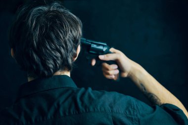 Silahlı bir adam intihar etmeye hazırlanıyor..