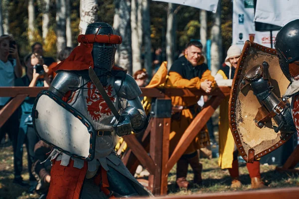 盾を持った騎士2人が剣を持ってアリーナで戦う. — ストック写真