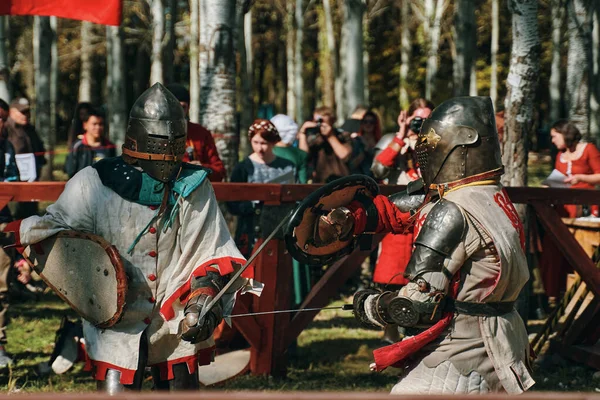 Batalla de caballeros con armadura sobre espadas frente a la audiencia. — Foto de Stock
