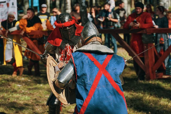 Dos caballeros pelean con espadas frente al público. — Foto de Stock