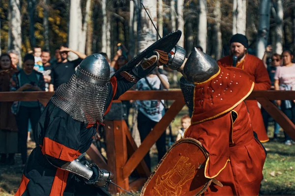 Der Ritter in Rot kämpft mit dem Ritter in Schwarz. — Stockfoto