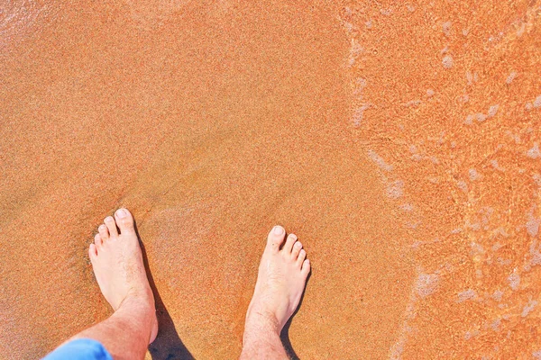 Männerfüße am Strand. — Stockfoto