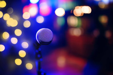 Renkli arkaplanda mikrofon.