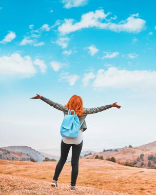 Güzel bayan dışarıda doğanın tadını çıkarıyor..