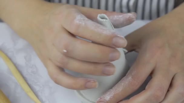 Humano fazer teepee miniatura de barro branco. — Vídeo de Stock