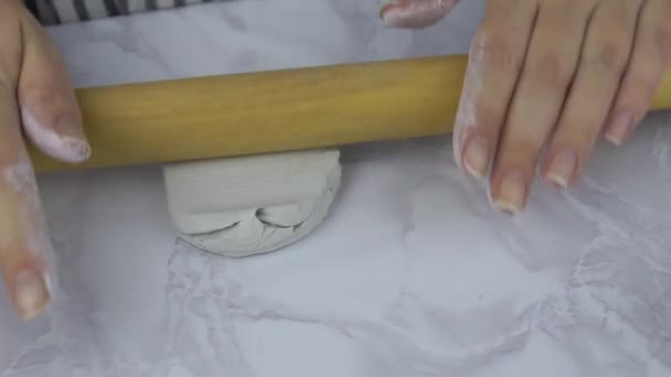 Mãos das mulheres rolar argila com rolo de pino. — Vídeo de Stock