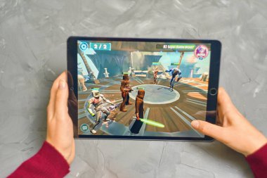 Kadın İPad 'de yıldız savaşları oynuyor