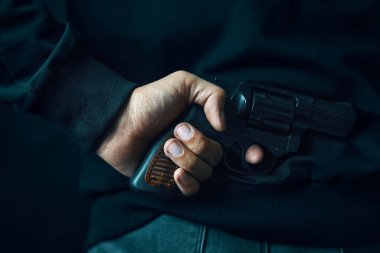 Sırtında tabanca olan bir adam..