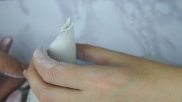 女性の手は白い粘土からウィグワムを作る. — ストック動画