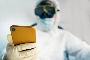 Koruyucu giysili doktor çevrimiçi.