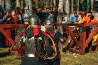 Zırhlı kadınlar arasındaki kavgalar.