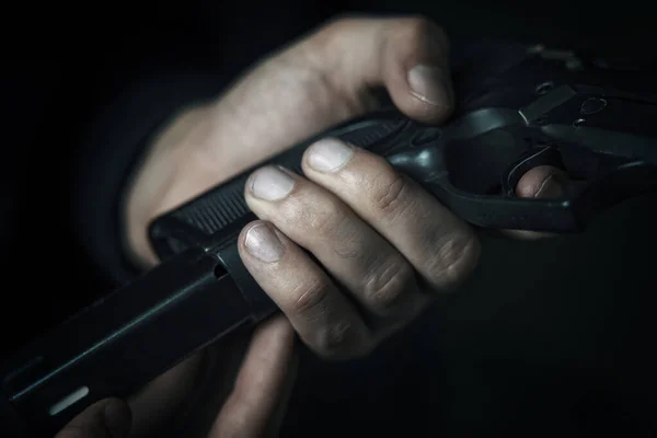 Närbild av man omlastning pistol. — Stockfoto