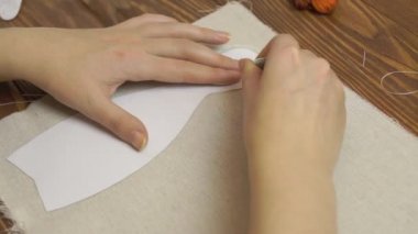 Ahşap masa üzerinde elle çalıştırılacak parçaların hazırlanması.