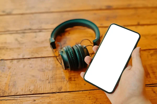 Cep telefonu ve kablosuz kulaklık..