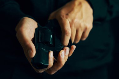 Silahı yeniden yüklüyorum..