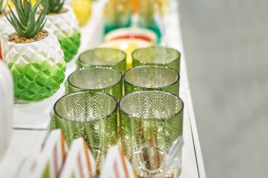 Ev eşyaları mağazasının vitrininde.