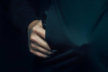 Adam ceketinin cebinde tabancayla tehdit ediyor..