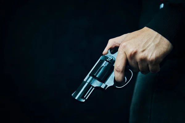 Fekete revolver dobbal az ember kezében. — Stock Fotó