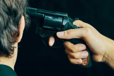 Silahlı bir adam intihar etmeye hazırlanıyor..