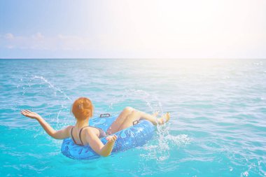 Kızıl saçlı kız su sıçratıyor..