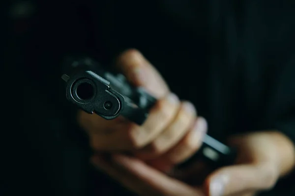 Silahları dolduran adama yaklaş..