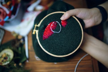 Kızlar çerçeve üzerinde nakış işlemeli mantar şapka.