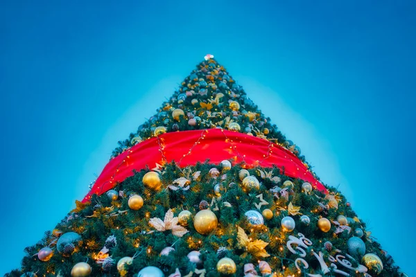 Karácsonyfa díszítéssel. — Stock Fotó