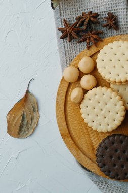 Kurabiyeler masada..