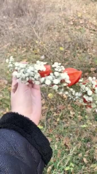 Wieniec kwiatowy w ręce kobiet. — Wideo stockowe