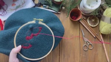 Pamuk iplikli mantar şapkalı nakış işlemi.