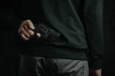 Sırtında tabanca olan bir adam..