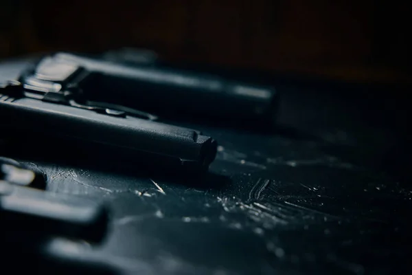 Tres pistolas sobre mesa negra. — Foto de Stock