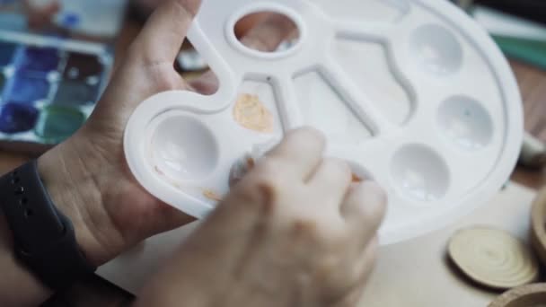 Osoby ręce pocieranie brudnej palety sztuki z mokrych chusteczek. — Wideo stockowe
