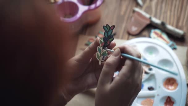 Proceso de decorar broche de madera contrachapada. — Vídeos de Stock