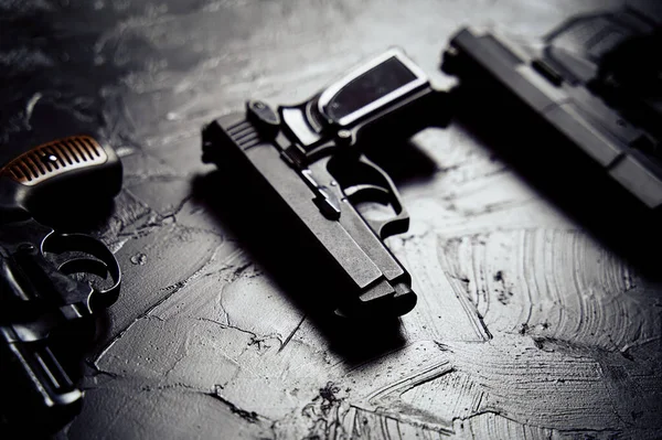Tre pistoler på svart bord. — Stockfoto