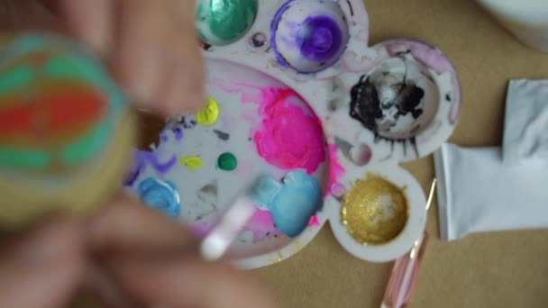 Broche para colorear niña con imagen de globo de aire pintura acrílica. — Vídeos de Stock